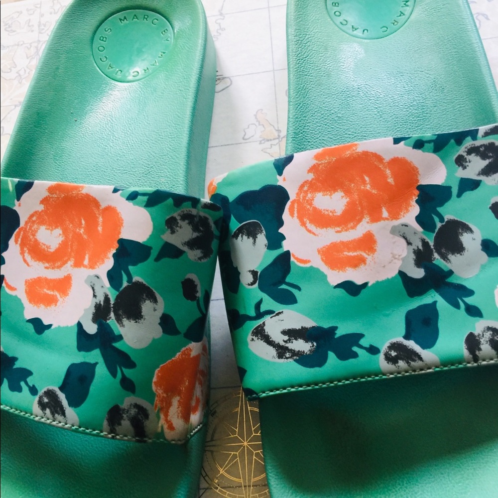 Flower flip-flop sandals